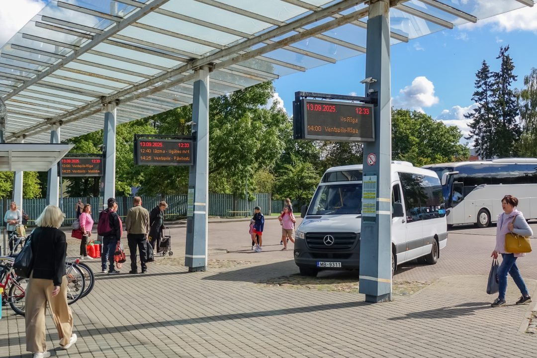 Pasažieri Ventspils autobusu satiksmes autobusā autoostā